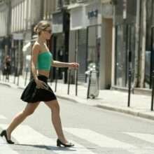 Lily-Rose Depp a les seins qui pointent à Paris