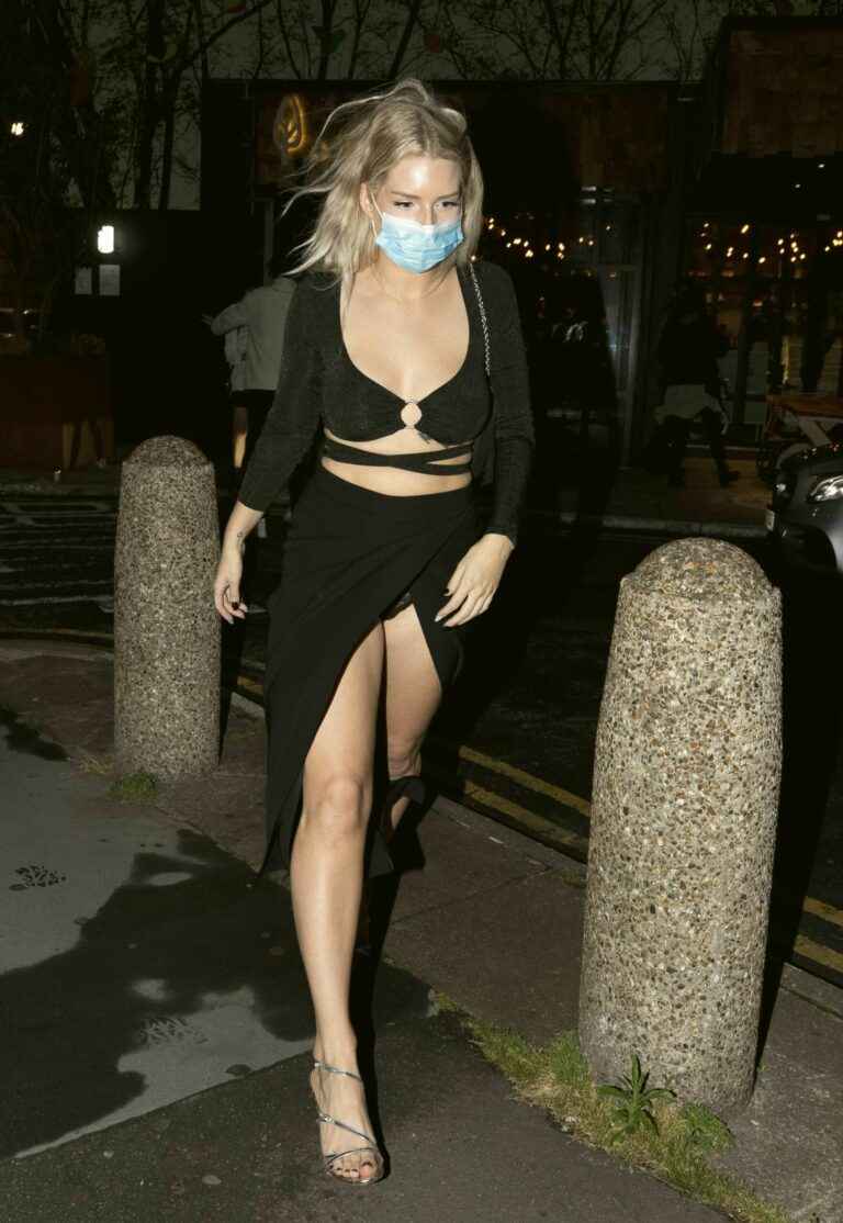 On voit la petite culotte de Lottie Moss