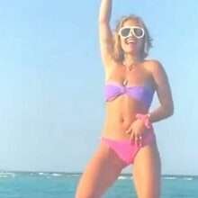 Rita Ora seins nus à Formentera