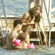 Rose Bertram en maillot de bain à Ibiza