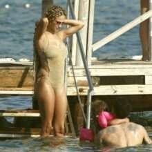 Rose Bertram en maillot de bain à Ibiza
