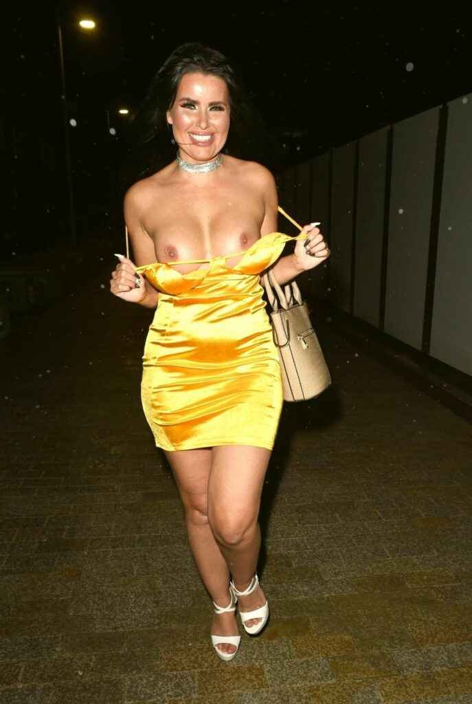 Sarah Longbottom s'exhibe seins nus à Manchester