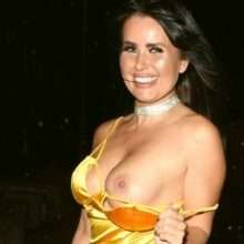 Sarah Longbottom s'exhibe seins nus à Manchester