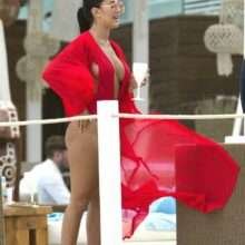 Yazmin Oukhellou sexy en maillot de bain à Majorque