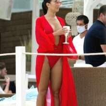Yazmin Oukhellou sexy en maillot de bain à Majorque