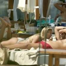 Arabella Chi en bikini à Ibiza