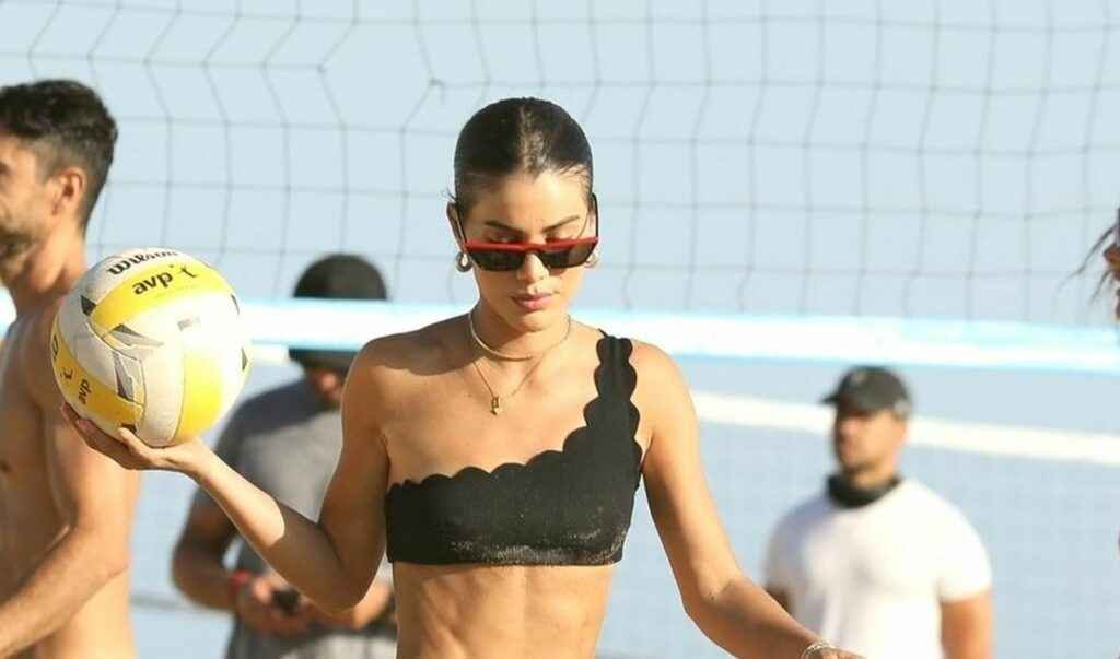 Camila Cohelo fait du beach volley en bikini à Malibu