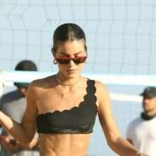 Camila Cohelo fait du beach volley en bikini à Malibu