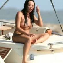 Charlotte Crosby seins nus à Formentera