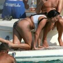 Charlotte Crosby seins nus à Formentera