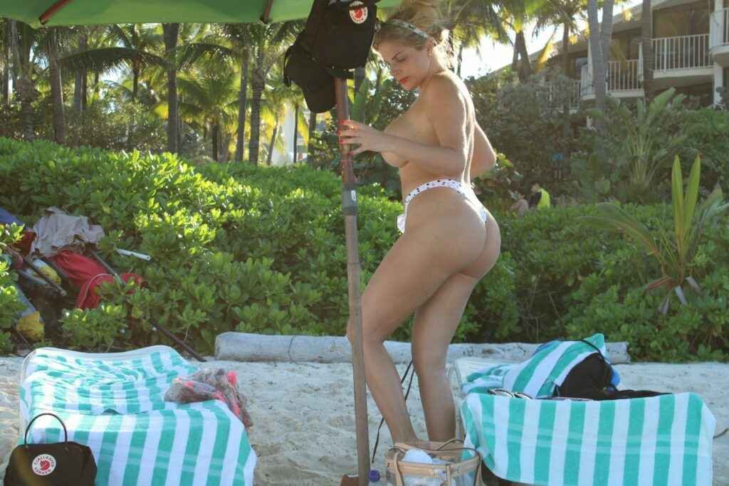 Francesca Cipriani seins nus à la plage