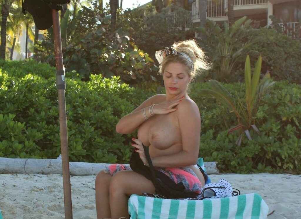 Francesca Cipriani seins nus à la plage