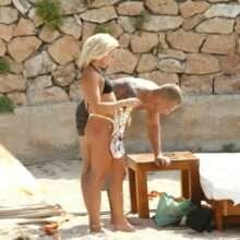 Gabby Allen en bikini à Ibiza