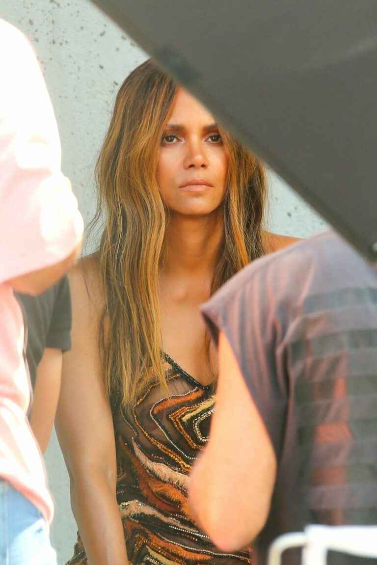 Halle Berry seins nus Los Angeles