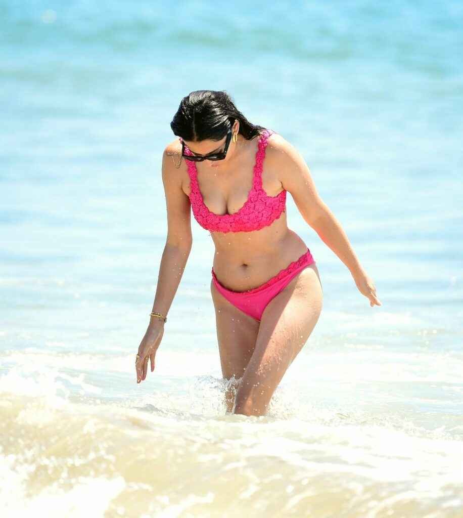 Jessica Gomes dans un bikini rose
