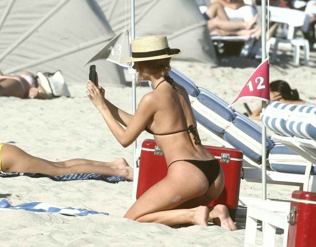 Kimberley Garner sexy en bikini