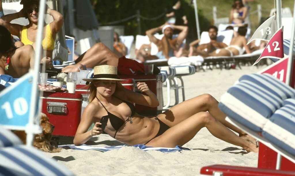 Kimberley Garner sexy en bikini