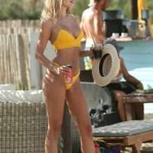 Kimberley Garner les fesses à l'air dans son bikini jaune