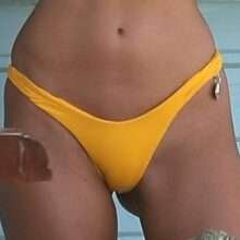 Kimberley Garner les fesses à l'air dans son bikini jaune