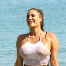 Lexy Stevens exhibe ses gros seins à la plage