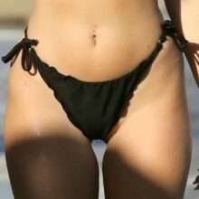 Lottie Moss dans un bikini noir