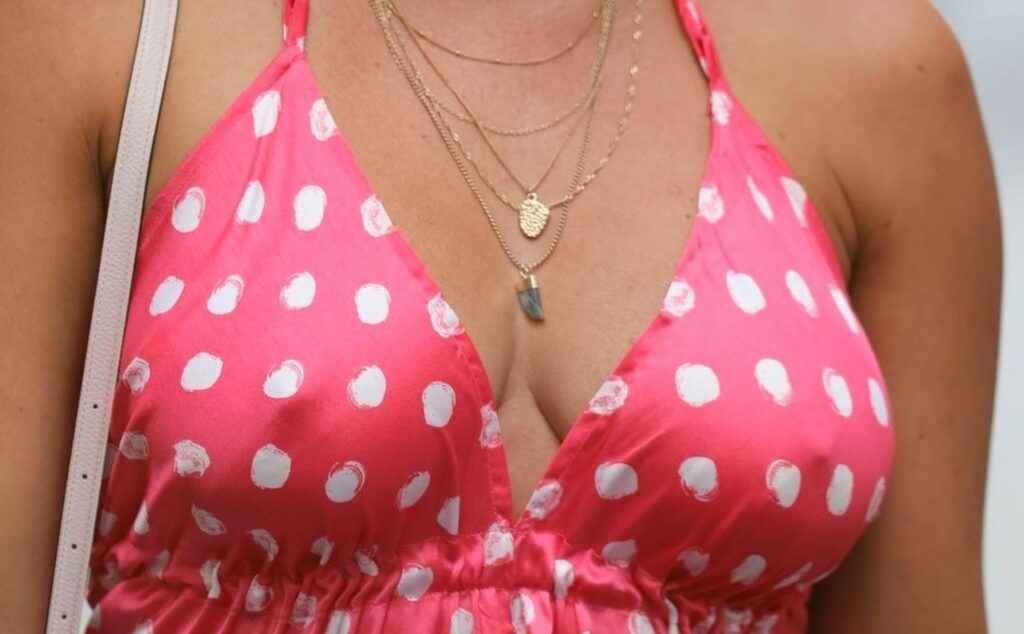 Lucy Horobin balade ses gros seins à Londres
