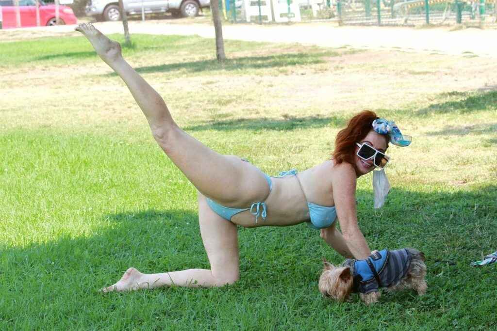Phoebe Price en bikini dans un jardin public