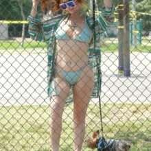 Phoebe Price en bikini dans un jardin public