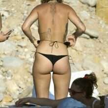 Rita Ora seins nus en vacance