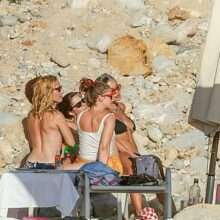 Rita Ora seins nus en vacance