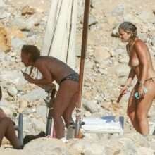 Rita Ora et ses amies seins nus à Ibiza