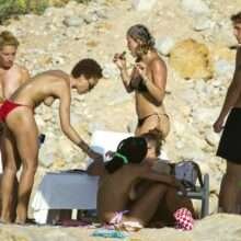 Rita Ora et ses amies seins nus à Ibiza