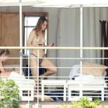 Suki Waterhouse passe ses vacances seins nus en France