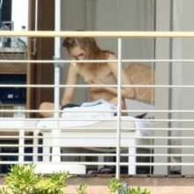 Suki Waterhouse passe ses vacances seins nus en France