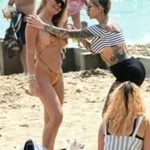 Aisleyne Horgan-Wallace en bikini les fesses à l'air