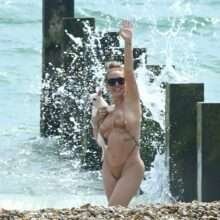 Aisleyne Horgan-Wallace en bikini les fesses à l'air