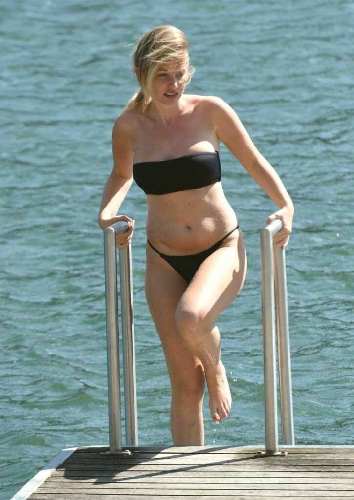 Amy Hart en bikini au Portugal