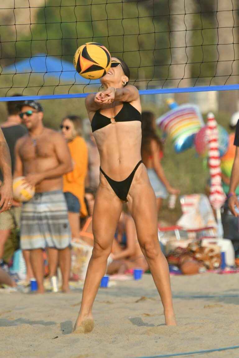 Camila Cohelo en bikini à Santa Monica