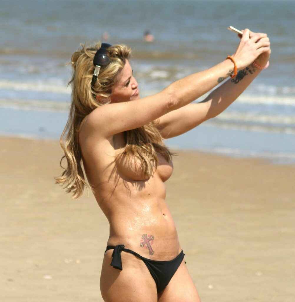 Daniella Westbrook seins nus à la plage