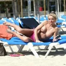 Daniella Westbrook seins nus à la plage