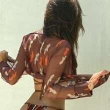 Emily Ratajkowski exhibe ses seins pour Inamorata