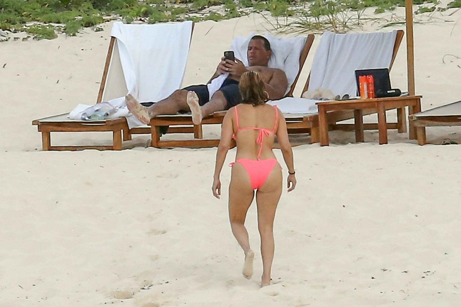 Jennifer Lopez dans un bikini rose