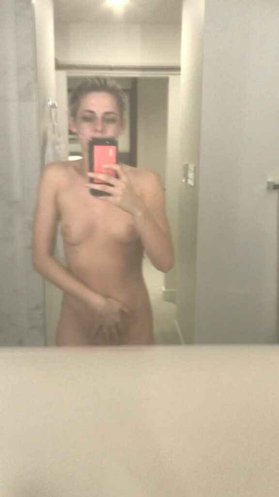 Kristen stewart fait des selfies toute nue