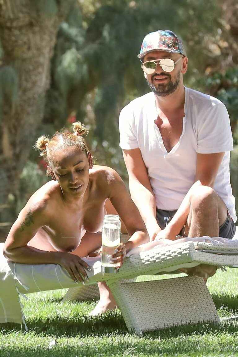 Melanie Brown bronze seins nus