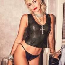 On voit les seins de Miley Cyrus