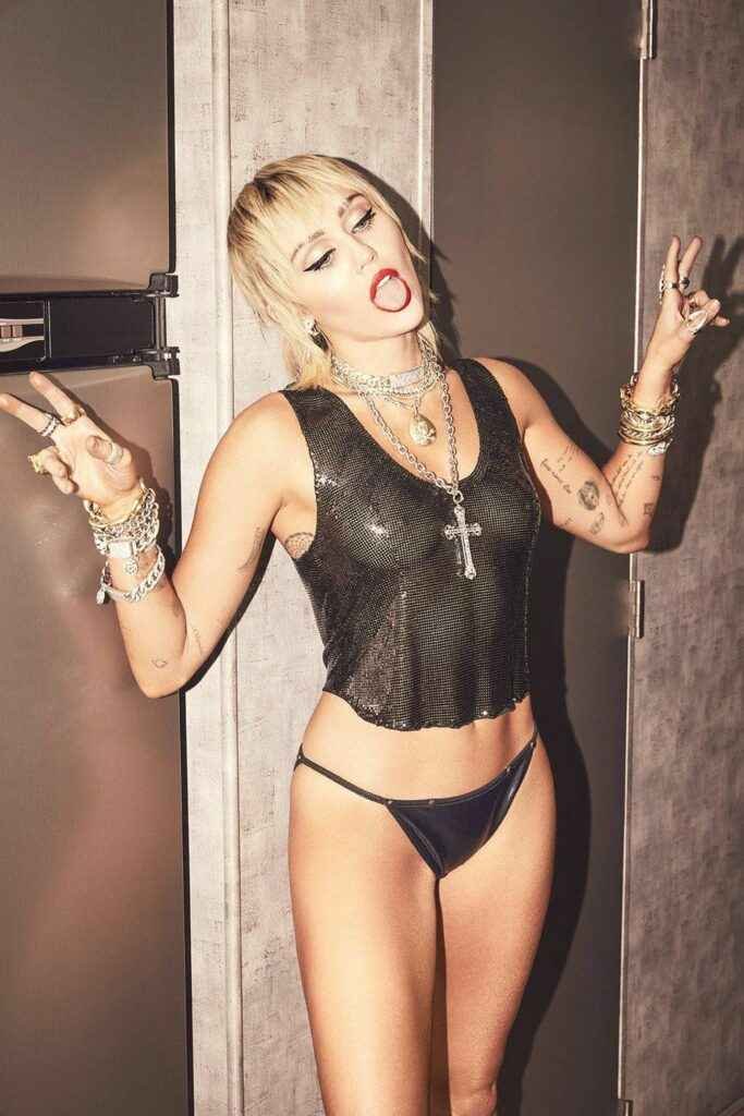 On voit les seins de Miley Cyrus