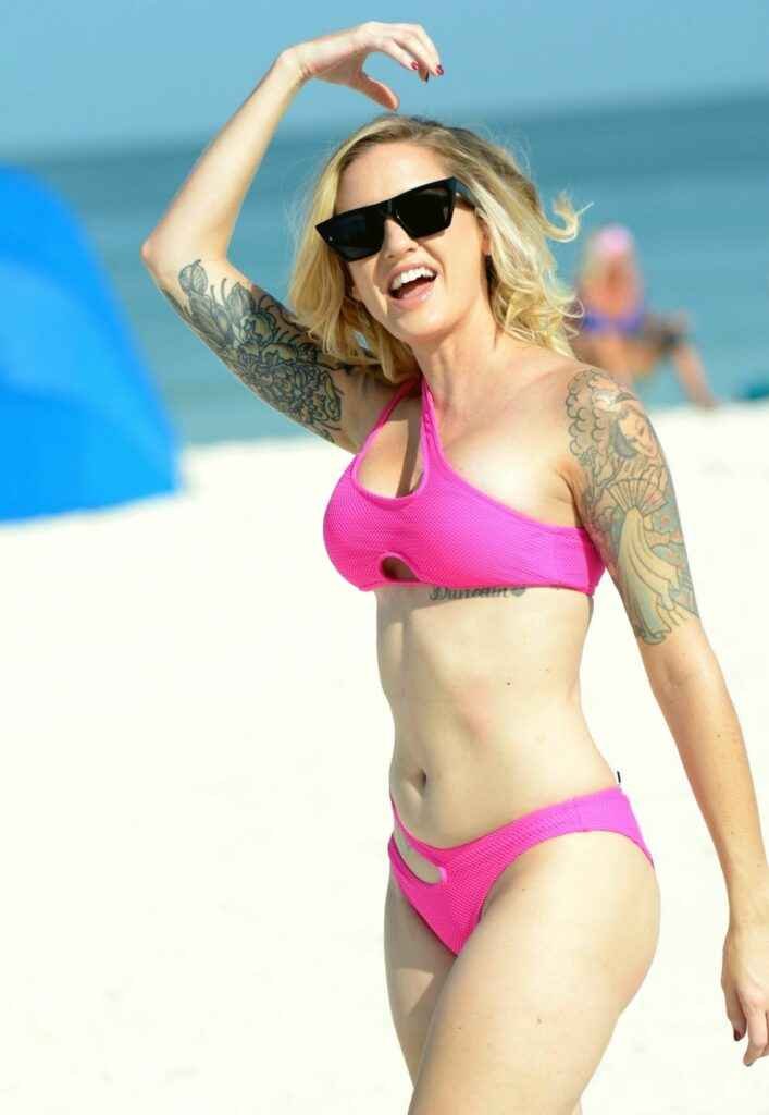 Reagan Lush dans un bikini rose en Floride