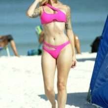 Reagan Lush dans un bikini rose en Floride