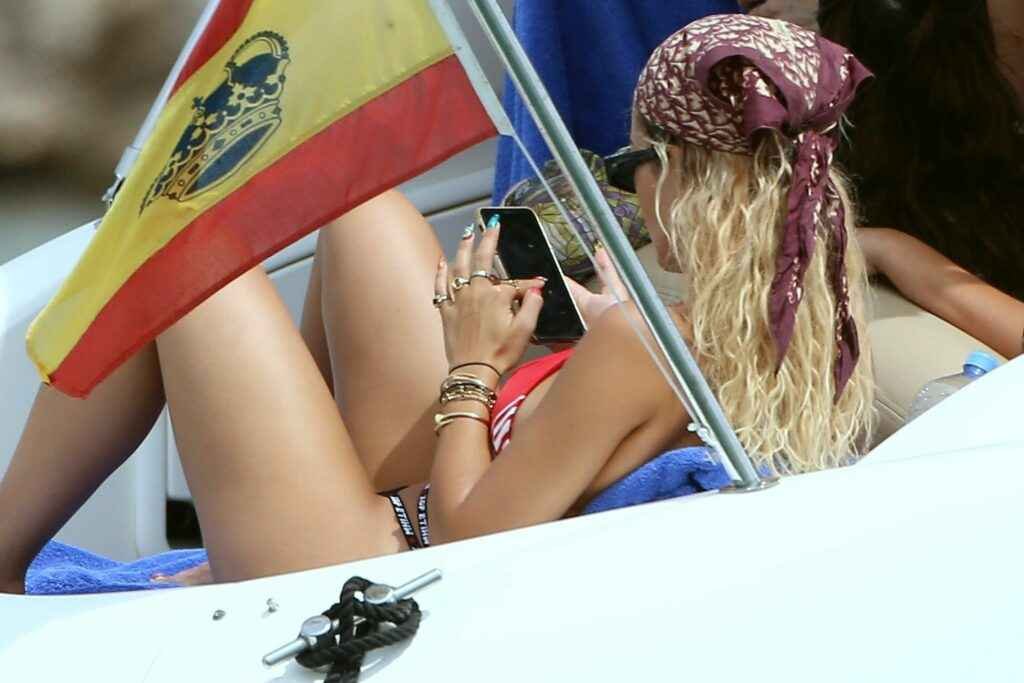 Rita Ora en bikini à Ibiza