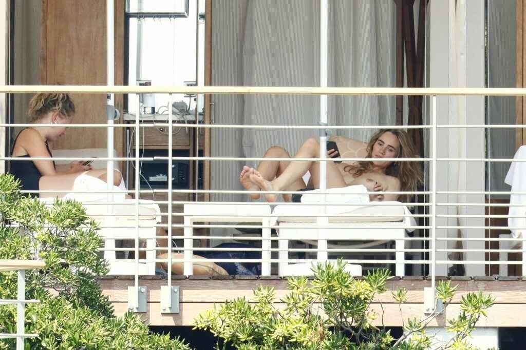 Suki Waterhouse seins nus sur son balcon